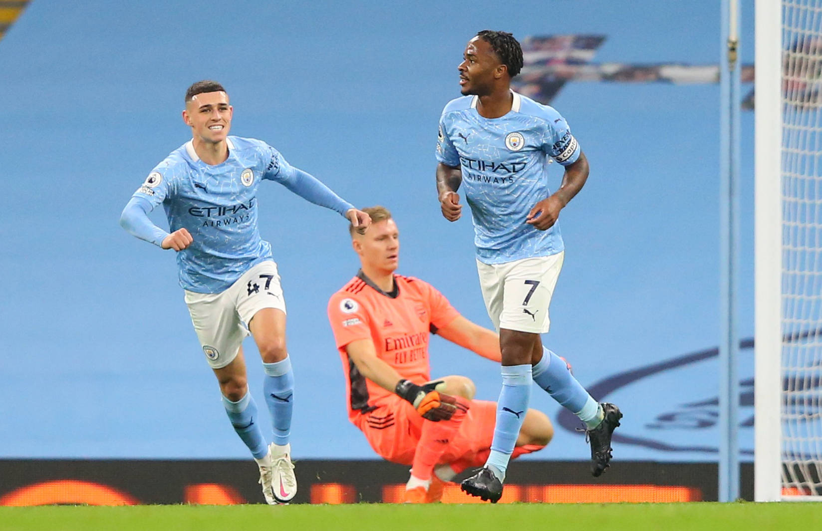 成鲜明对比 成鲜明对比